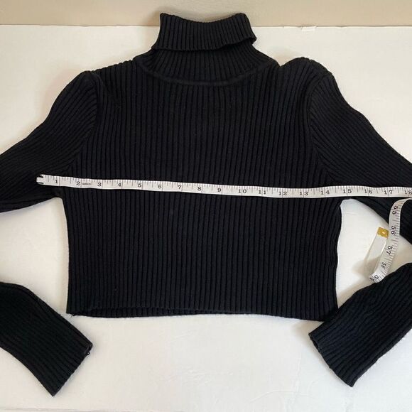 FashionNova| Turtleneck| thick good quality fabric| Has stretch - Picture 4 of 11